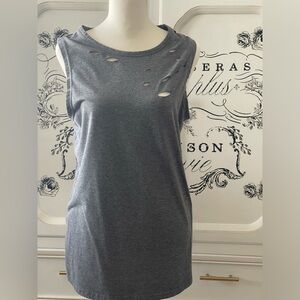 Sleeveless tee shirt